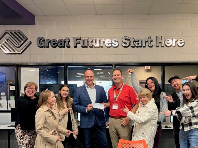 bgcarizona's tweet photo. We were thrilled to host the @CommitAgency team as they presented a check at our Chandler Compadres Branch. The Commit Team participates in the Employee Tax Credit Program and have raised nearly $20,000 over four years of participation. Thank you! #GreatFutures https://t.co/riWA1ftbwd