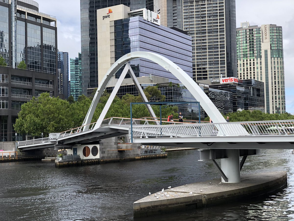 ralphhosking's tweet photo. Outside is still there; it’s important to check occasionally. Have a nice Thursday, Melbourne. #melbourne #australia #thursday #walk #bridge #evanwalker #evanwalkerbridge #yarrariver  #river #yarra #ponyfishisland #outside https://t.co/992Mh7951H
