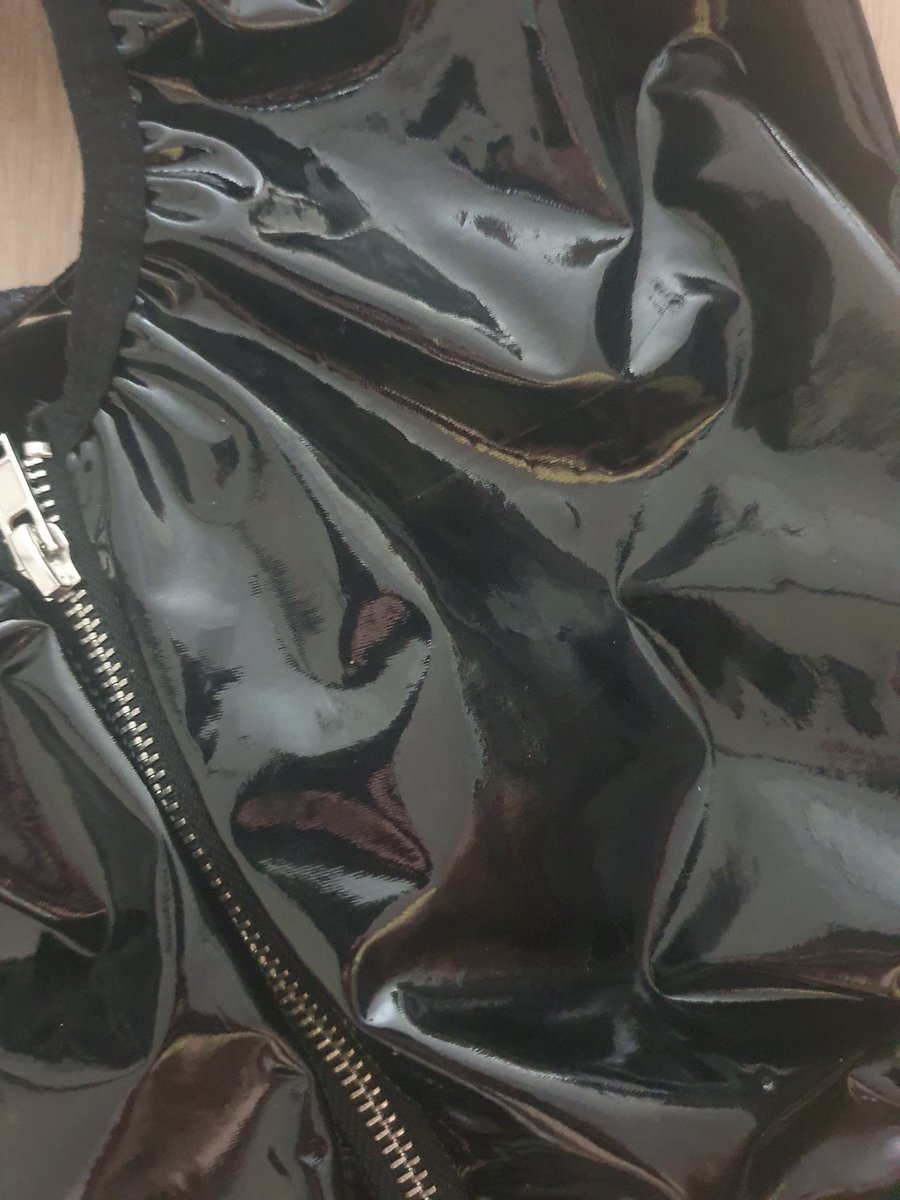 sekh00's tweet photo. 코스튬 좋은데 
내일 블랙아웃에서 입을까?
펨돔은 역시 블랙에나멜.
그리고 블랙에나멜 구두.
👠👠
#펨돔 #멜섭 #구인 https://t.co/ERwZ6qA2nl