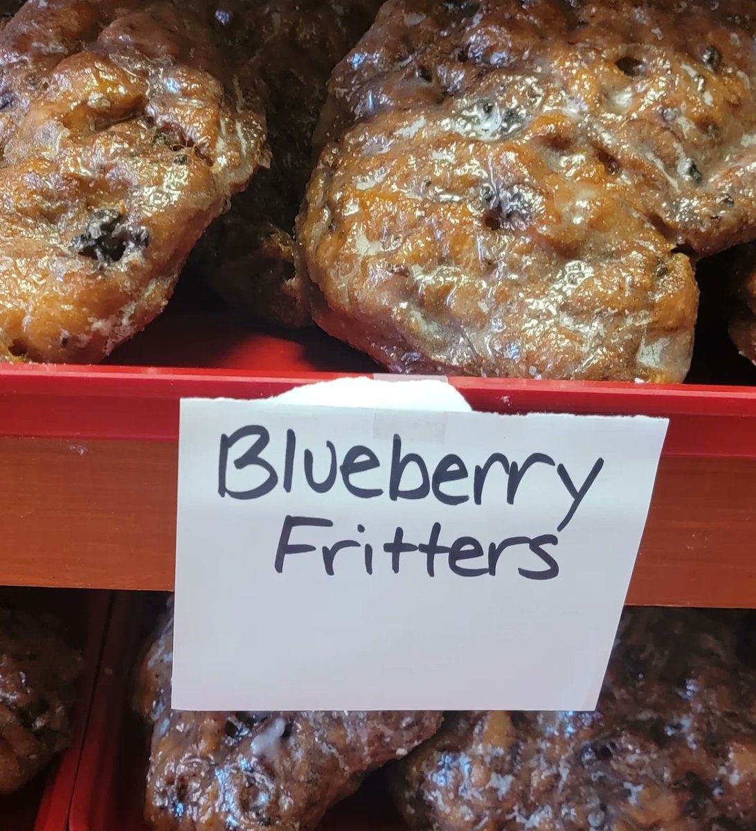 🫐Blueberry Fritters in the showcase for this evening until we sell out! 
📢Special announcement! We will have Blueberry Fritters available in the showcase every Wednesday!
#donutland #donuts #Brunswick #supportlocal #madefreshdaily #open24hours #momandpopshop #blueberryfritters