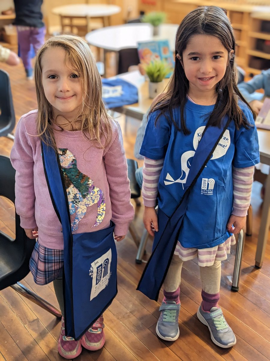 K2 students had a great time at our book exchange @PortWellerPS, looking at all the books, lining up once they found their very own book, reading their new book and ready to take them home in a new book bag. @TMcCann3 #FamilyLiteracyDay