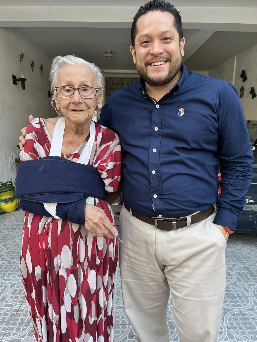 RodrigoTorresAy's tweet photo. Hoy nos toco caminar la Col. Centro Calle Pedro C. Colorado. donde tuve la fortuna de ser bien recibido por los ciudadanos. Gracias a mis Dios tenemos la aceptación de la gente. #ElFuturoEsNaranja #ElMovimientoDeLaAlegría #RecuperemosTabasco https://t.co/6FGlcKa0sl