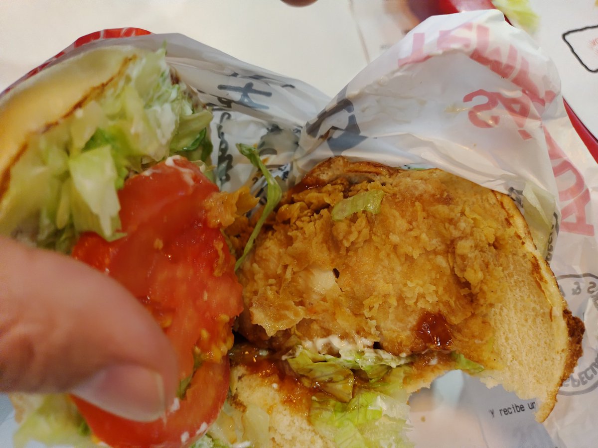 Edelgado1132's tweet photo. Un sándwich con una miseria de pollo (no cómo lo muestran en las imágenes) y unas papas contadas. Eso es lo que sirven en @kfccolombia de galerías. https://t.co/2nPHK5lyhW