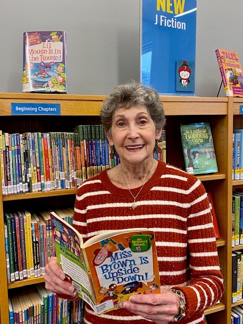 WinnLib's tweet photo. Today is #ShelfieDay! 📚️
Our Northfield & Winnetka staff showed off their #shelfie today and showed us their current favorite books! Don’t forget to participate today by tagging us and showing off your shelfie!
#WNPLD #NorthfieldLibrary #WinnetkaLibrary https://t.co/Ly48zFTE4Q