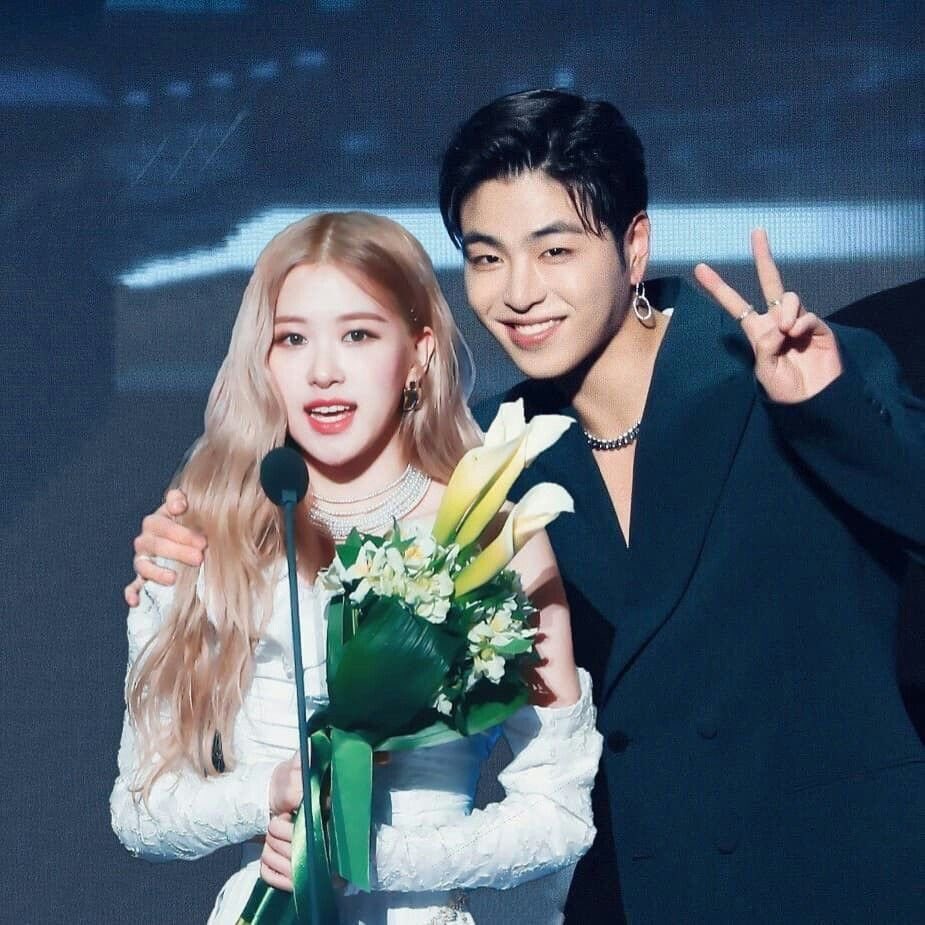 143KooJune's tweet photo. Ngga tau kenapaaa pagi2 tiba2 kepikiran gmn yaa kalo merekaa ikut WGM ๐ญ๐ญ apa ngga meledakk tuu tv2 koreaa ๐ญ๐ญ kapall gw ๐ญ minimal duet lahh!! #junrose https://t.co/pMuW6kiaGq