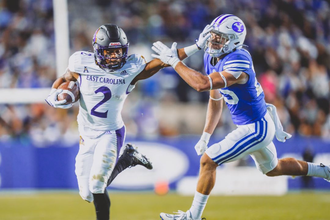 CoachC_Foster's tweet photo. Utilizing A great tool! #StiffArm #DBreed🏴☠️ https://t.co/9ZyS3zZvRE