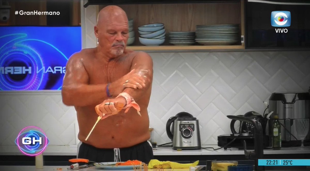 eeemiliano's tweet photo. Alfa hizo su propio protector solar con zanahoria y crema. 
#GranHermano https://t.co/N1O4KtAsso