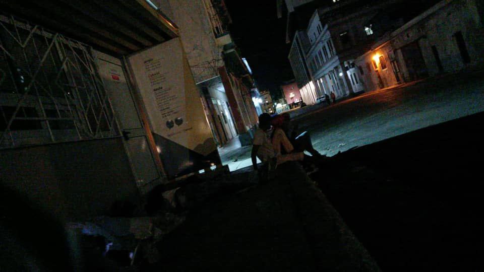 LeyMemoria's tweet photo. @ConsEspLaHabana más de 1 mes aconsejandoles que activen la página web para que los optantes a la ciudadanía por ley 20/2022 puedan ver su proceso y caso omiso
Esto trae que:
Personas de otras provincias pernoctando en la calle
Que se sature ventanilla de asuntos generales https://t.co/d0kiYXZ6SC