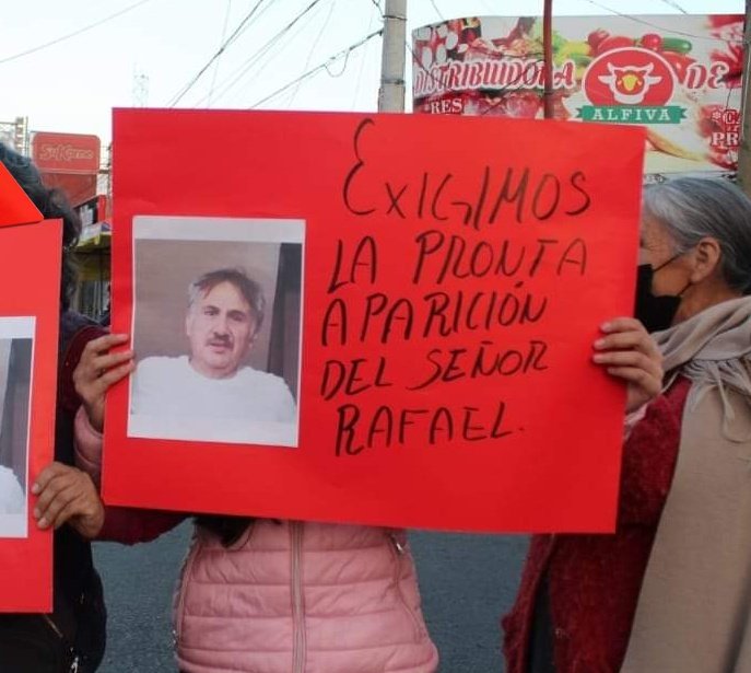 TemariGame's tweet image. @franco_esca por favor ayuda,
El señor Lorenzo Rafael A. Espinoza vecino y locatario fue secuestrado hoy aprox.a las 9:00 am por tres hombres y subido a una camioneta avanza(cv-r) azul,si alguien lo ve por favor comunícate con Ricardo al 55 14 02 01 20 o msj a mi Twitter gracias