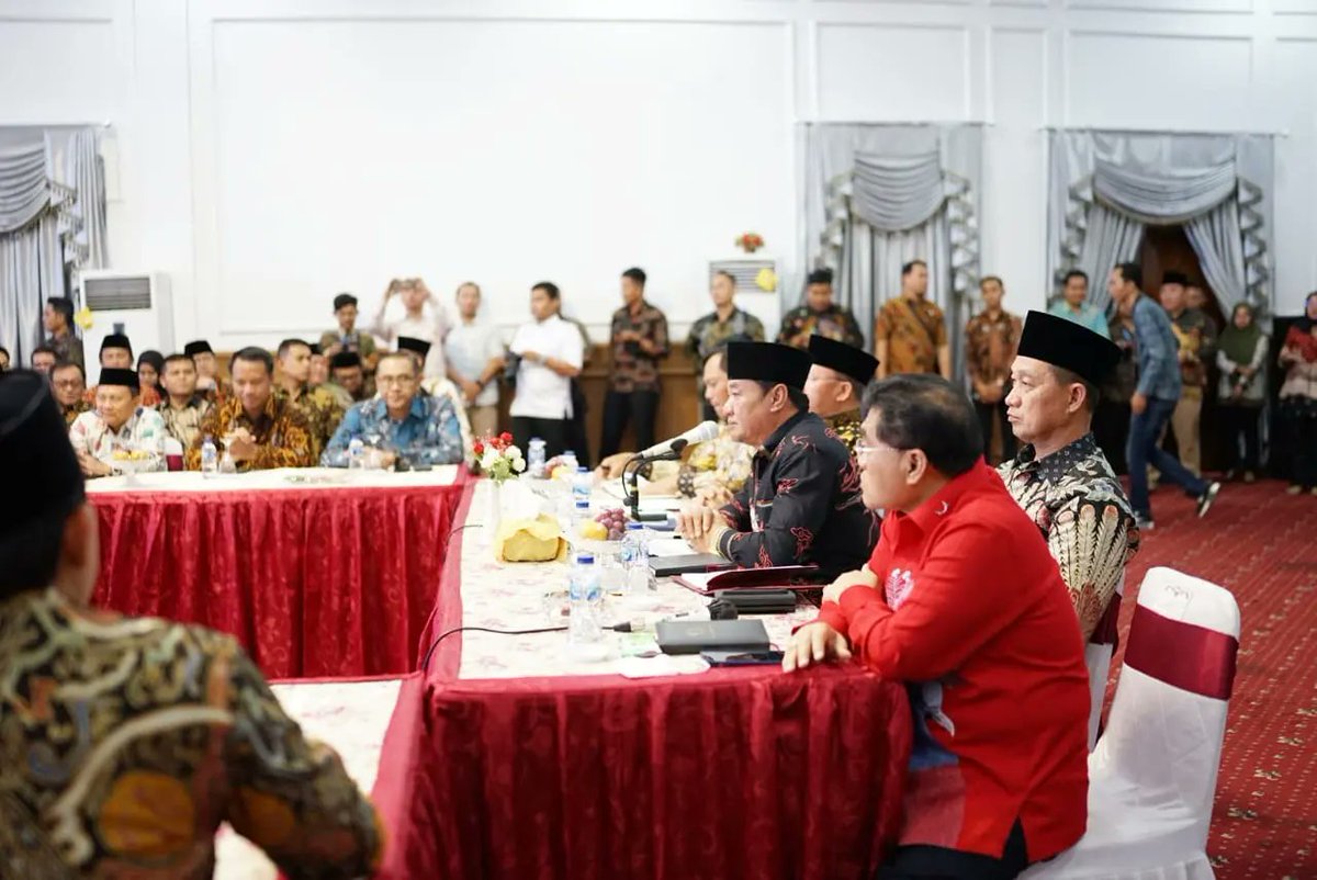 rosjonsyah64's tweet photo. sesuai instruksi Presiden Jokowi bahwa penanganan kemiskinan dan stunting harus dilakukan secara ‘keroyokan’. Sehingga tidak sepenuhnya menjadi tanggung jawab pemerintah provinsi dan kabupaten/kota. https://t.co/DaKOzFjY2W