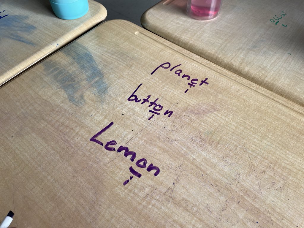 DaveyJenn's tweet image. Find that SCHWA! Ss are working hard to find that sneaky schwa in words to help them with their spelling! We’re challenging words in code group together, to talk through these sneaky ways a schwa ends up in multisyllabic words, being flexible to think of what other vowels work!