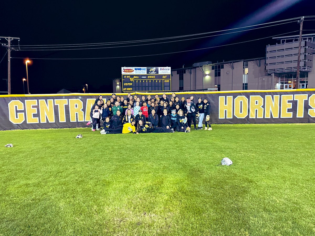 maggiwelham's tweet photo. ECSB CLINIC WAS A HUGE SUCCESS.. Thank you to everyone for coming out n having fun kicking off our ‘23 ECSB Season. @ECISDtweets @ECHShornets @_ECAthletics @ArriolaSuzette https://t.co/ozLZUGlHxz