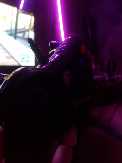 My only gamepad broke? https://t.co/mnugm92oiu