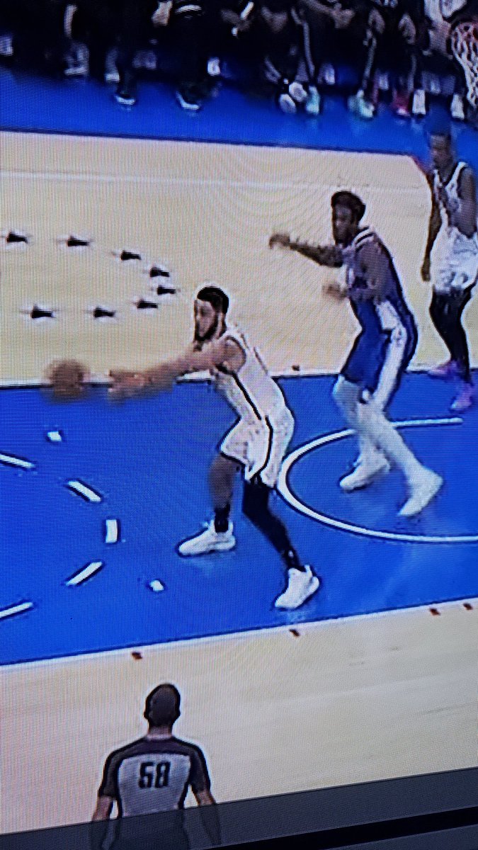 Ben simmons with a good opportunity to actually look at the rim and do something...SYKE #NBA #netsvs76ers #76ers #NetsWorld