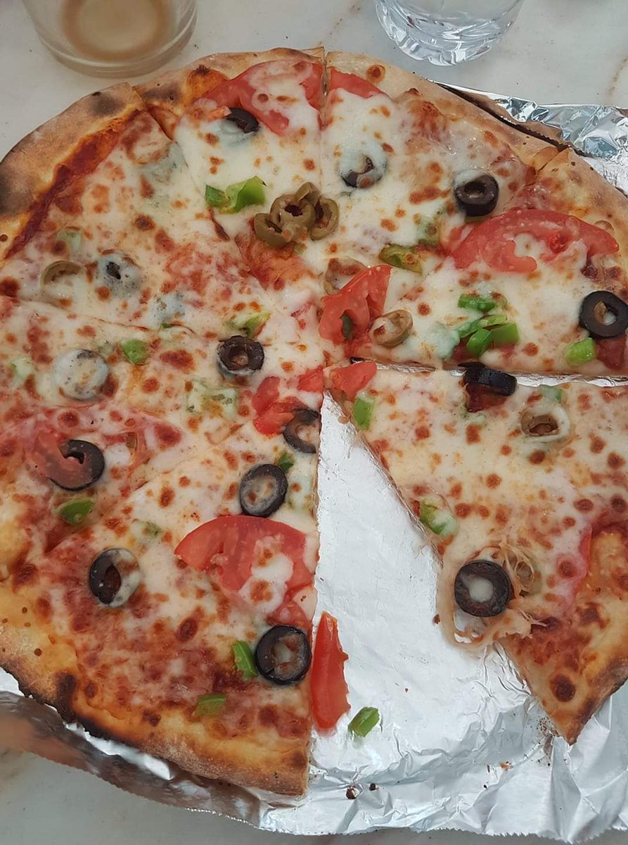 em___an___'s tweet photo. Pizza noooow ❤️❤️💋 https://t.co/UZYOKsSYsd