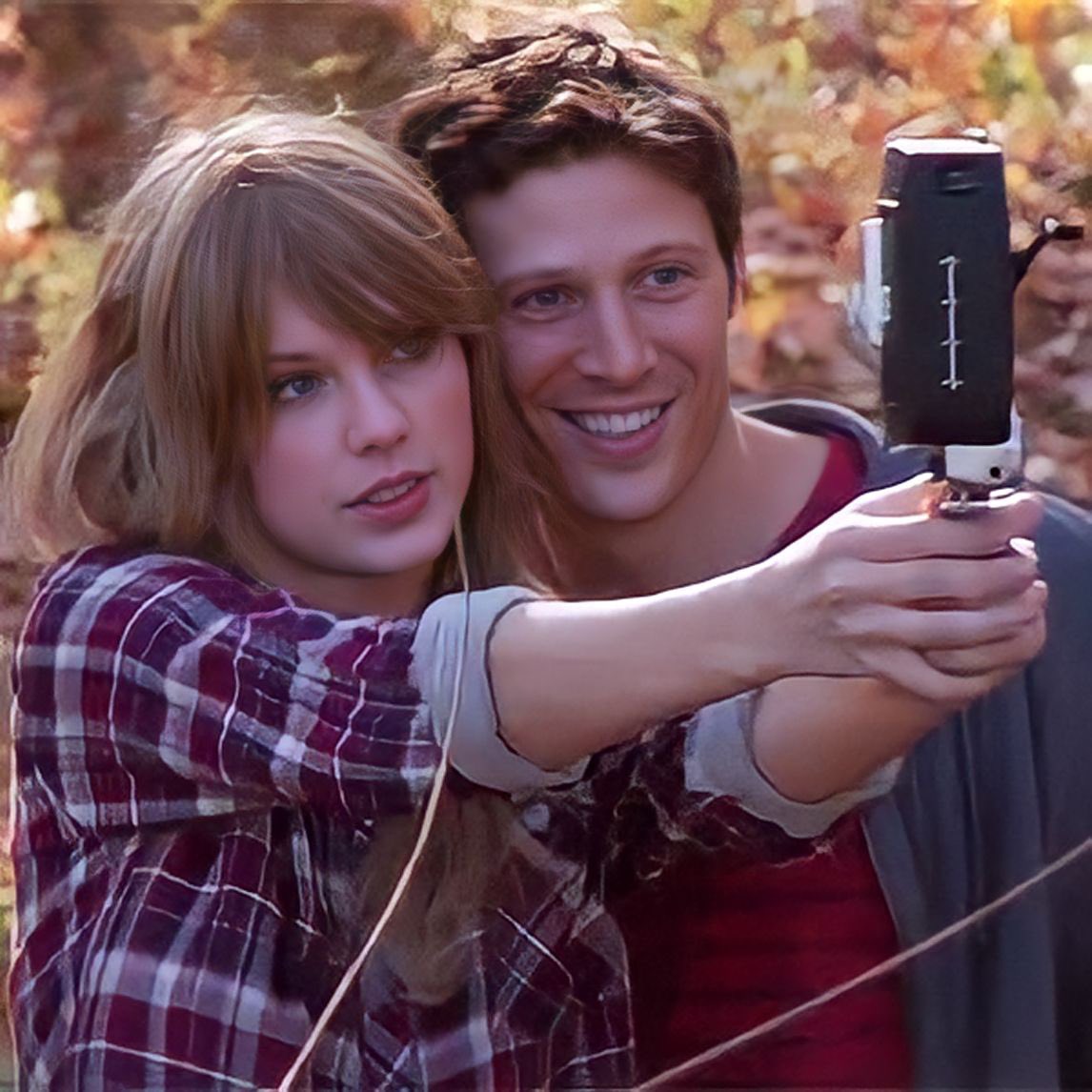 Zach Gilford พระเอก MV เพลง Ours เล่าให้ฟังผ่านรายการพอดแคสต์ LadyGang ที่ผ่านมาว่าเขาจำชื่อจริงเทย์เลอร์ไม่ได้

“คืองี้นะ… ผมนี่ช่างไม่รู้อะไรเล้ยยย พวกเขากำลังถ่ายเบื้องหลังการถ่ายทำ MV Ours กันอยู่และเขาก็สัมภาษณ์ผม (1) #TaylorSwift