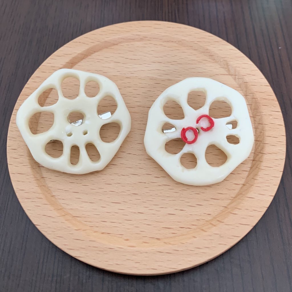 #見た人も無言で白い何かを上げる