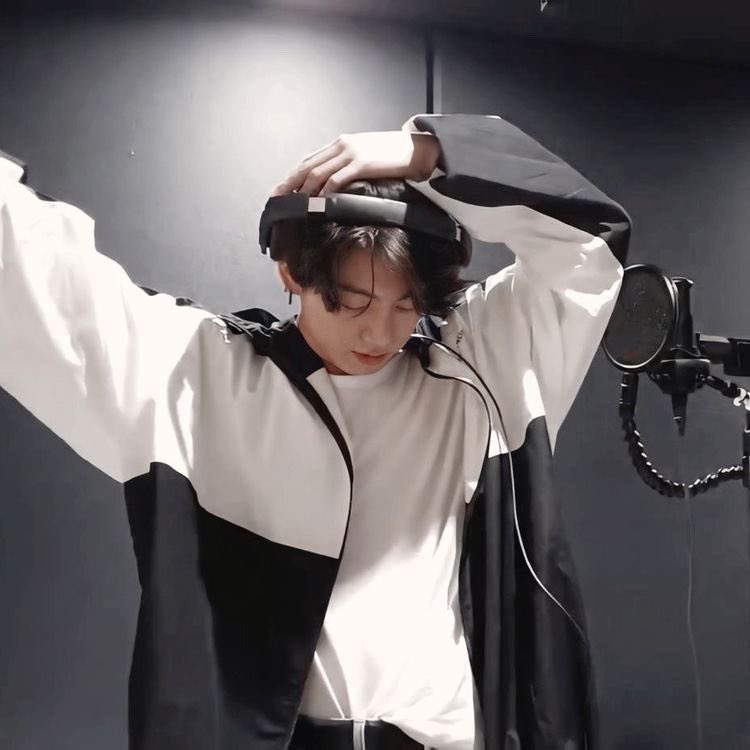 unholyspices's tweet image. ⠀
“ 좋은 아침이에요 ”

⠀ ⠀ โผล่มาทักทายหน้าเส้นเวลาก่อนจะเข้าห้องอัด

“ ช่วงนี้อากาศเริ่มเย็นต้องทำตัวให้อบอุ่นอยู่เสมอนะครับ ~ ขอให้มีวันที่ราบรื่นนะ ”
⠀