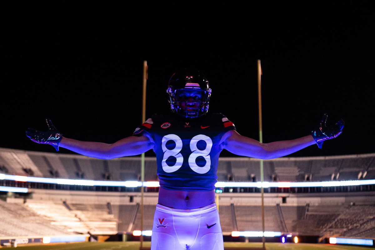 Thank you so much <a href="/UVAFootball/">Virginia Football</a> for making dreams become reality! It was a blessing to be home this past weekend. #142wakeupsleft #Wahoowa🔷⚔️🔶 <a href="/coachdeskitch/">Desmond Kitchings</a> <a href="/Coach_TElliott/">Tony Elliott</a>