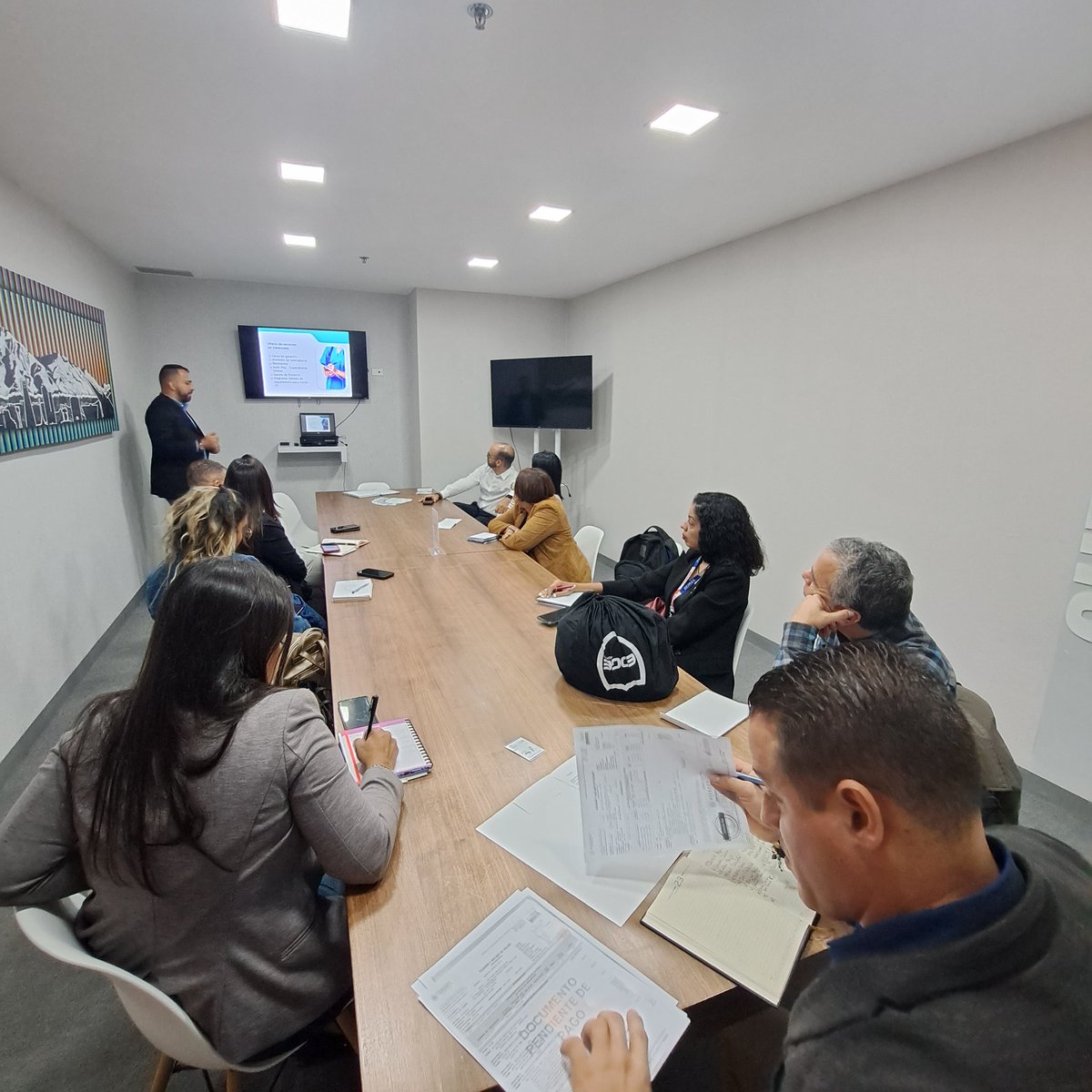 ProtegemosTF's tweet photo. Hoy dimos inicio a las charlas de capacitación de nuestro equipo de ventas y quien mejor para iniciar que @seguros_caracas
Fue un conversatorio muy enriquecedor y fructífero para nosotros.
Siempre innovando para ayudarte a proteger lo que mas quieres
@ProtegemosTF
#SiempreJuntos https://t.co/WsAF8BjpBm