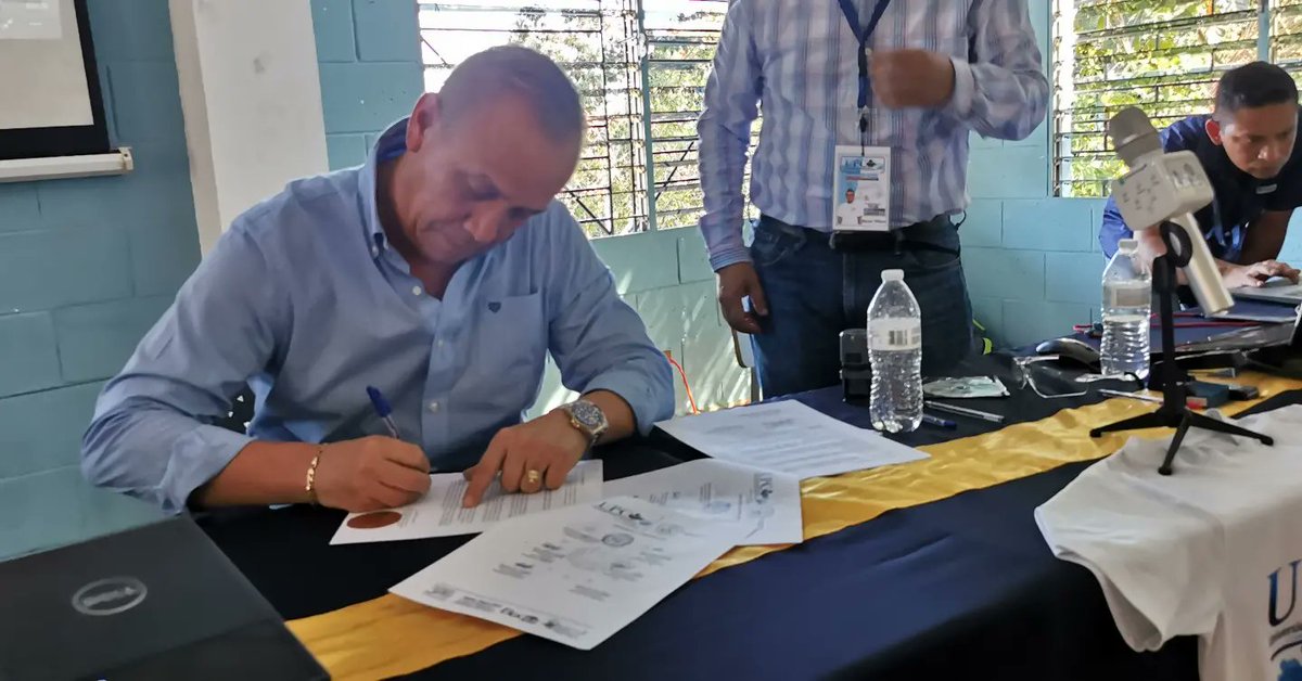TCnelMariotobar's tweet photo. ✏️💻Gracias a la gestión de nuestro alcalde Jose Mario Tobar y la UPC- Universidad Popular Comunitaria de Estudiantes en FormAccion se realizó la firma del convenio y fueron entregadas las BECAS del Diplomado de Emprendimiento y Gestión de Negocios de la UPC. https://t.co/OEe97g74p4