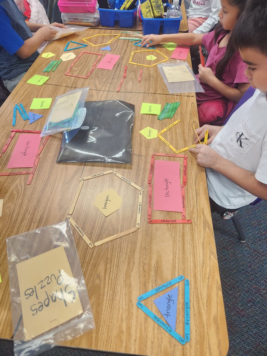 Karlacruzk's tweet photo. Some fun, hands-on activities from today. 🕖🟢🟨🔺️💰 Time, coins and shapes!
@HumbleISD_RPE 
@SmithTrelice 
@MsValdes_RPE 
@HumbleISD https://t.co/pjRjZHhszM