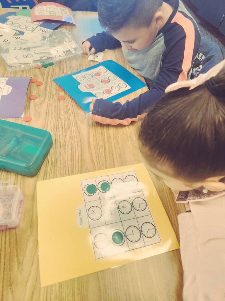 Karlacruzk's tweet photo. Some fun, hands-on activities from today. 🕖🟢🟨🔺️💰 Time, coins and shapes!
@HumbleISD_RPE 
@SmithTrelice 
@MsValdes_RPE 
@HumbleISD https://t.co/pjRjZHhszM