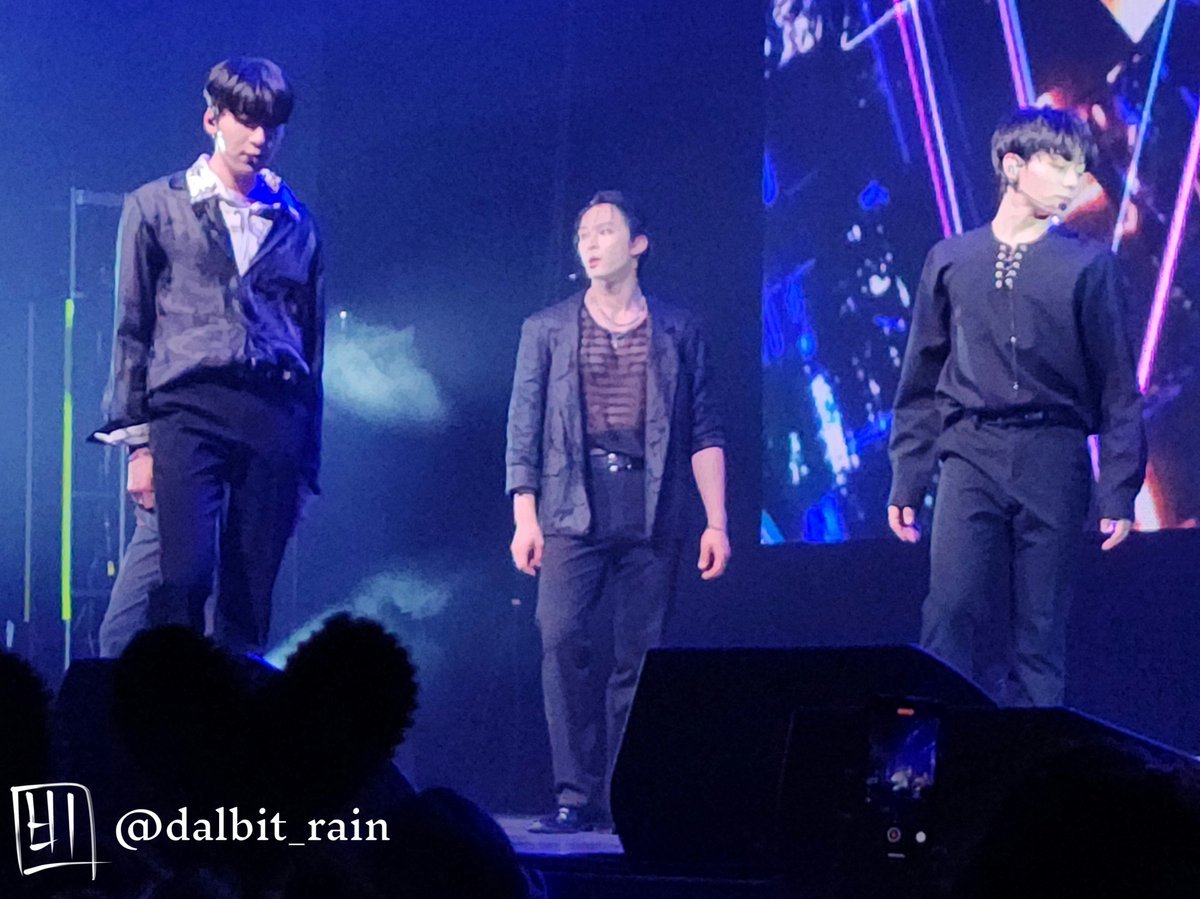 KeonheeTime's tweet photo. [🌧️]  Special Edition: My Atlanta tour stop photos!

#원어스 #건희 #ONEUS #KEONHEE 
@official_ONEUS @Hourly_Leedo @woongaIIery https://t.co/AAR6svj9dE