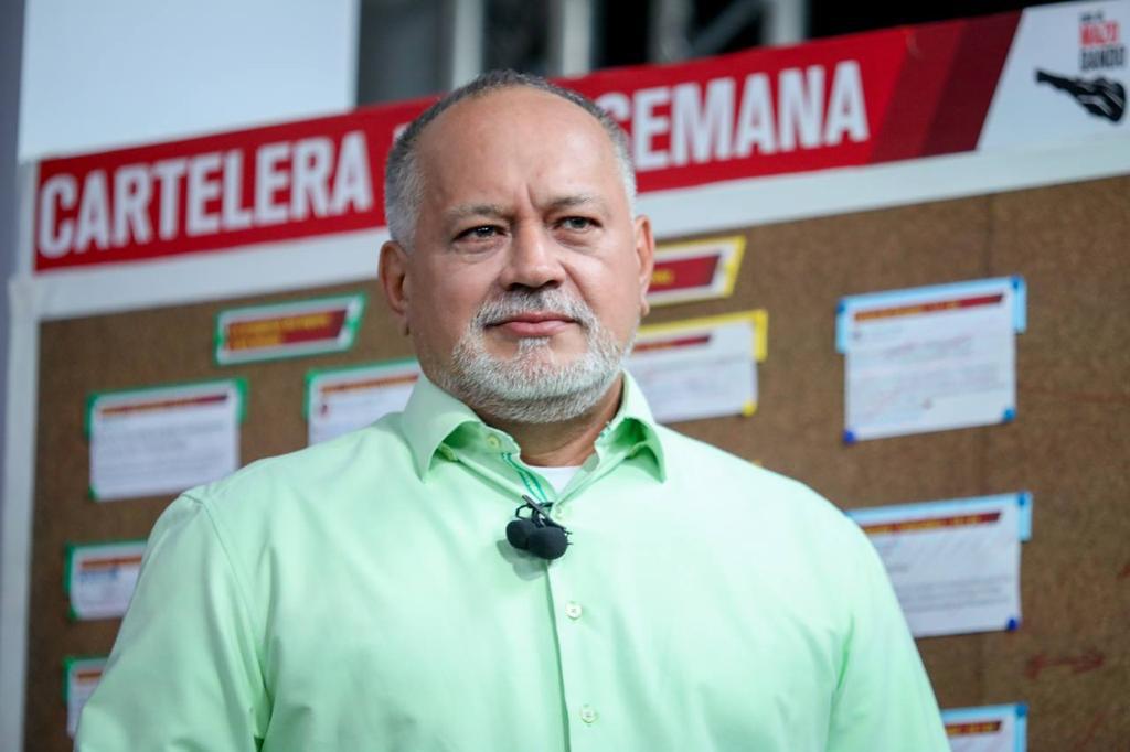 Jesusma26086362's tweet photo. #EnVivo
#Venezuela🇻🇪
@dcabellor: "Al vende franelas Víctor #Hugo #Basabe, durante una misa en la población de #Quíbor los feligreses le exigieron dejar la #politiquería en misa"
#NoMasBloqueoNiSanciones https://t.co/e98iUIET1o