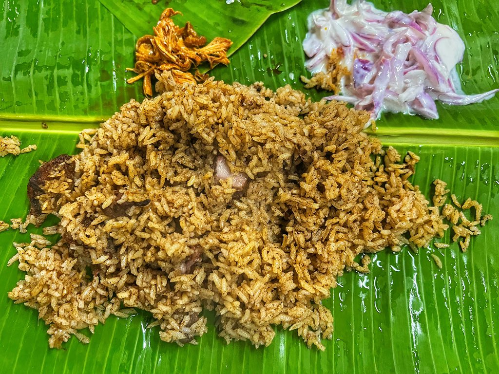OnYourLeft_8's tweet photo. வணக்கம்டா மாப்ள.. திண்டுக்கல்ல இருந்து..!!😁😁
ஹோட்டல் பங்காரு 🥳🥳
#BreakfastScenes #Dindigul https://t.co/84UjhrHF5t