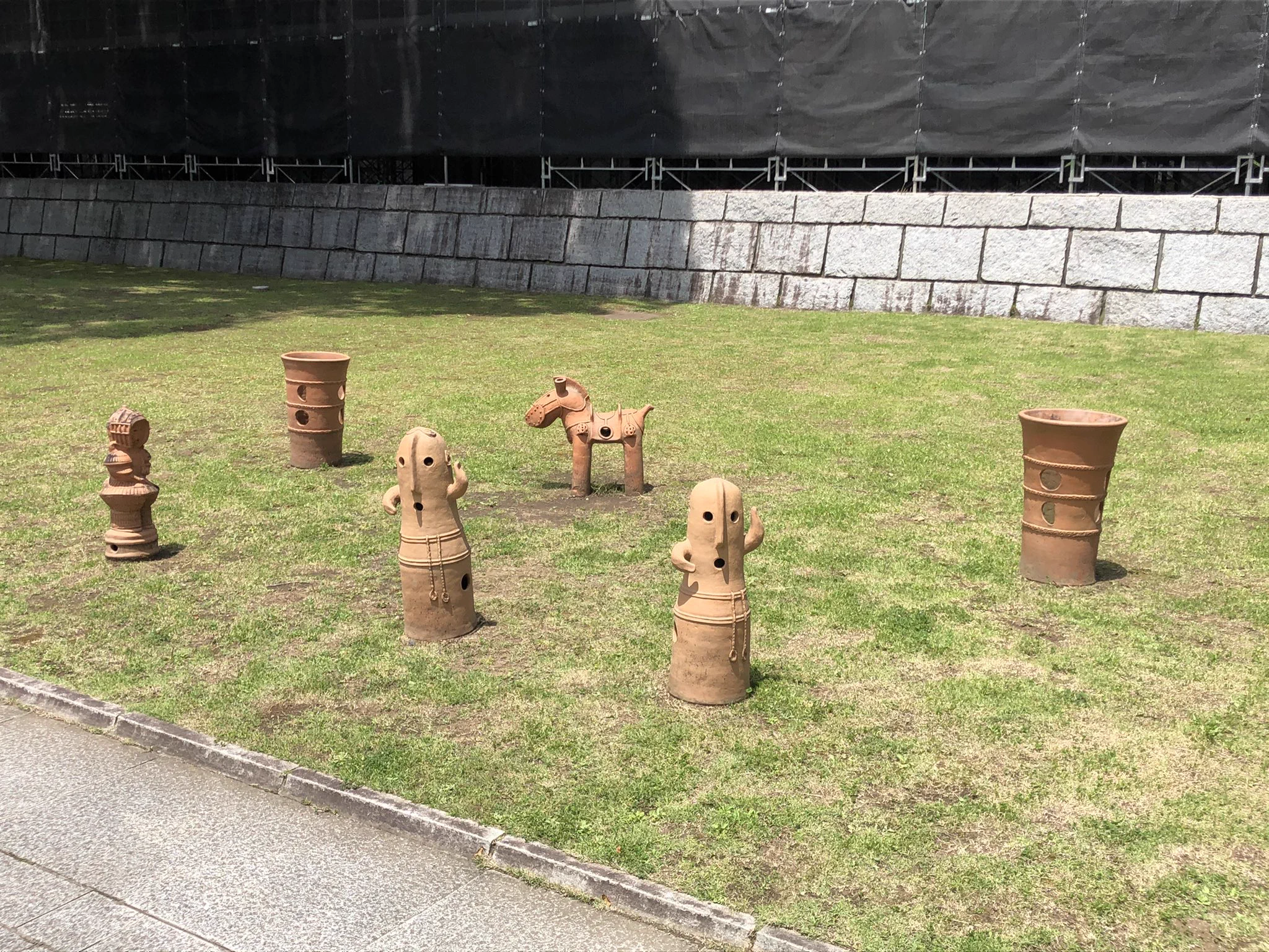 @OeiDz1 二、三年前の茨城県立歴史館ですが、外に埴輪を放牧していました😊。ほのぼのしますよね。 