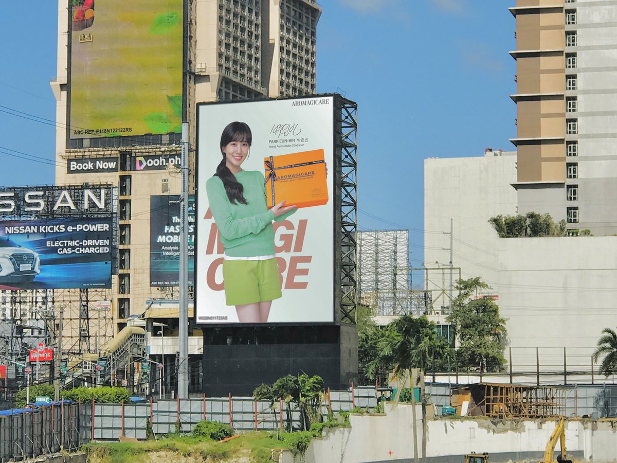 A view from a nearby mall is pleasing to the eye with Park Eun Bin's giant image. 🌹

#ParkEunBin X #Aromagicare's digital billboard along EDSA (Boni Forum Northbound), situated in one of the areas with the largest foot traffic in Metro Manila. 🌹

#ParkEunBinAromagicare