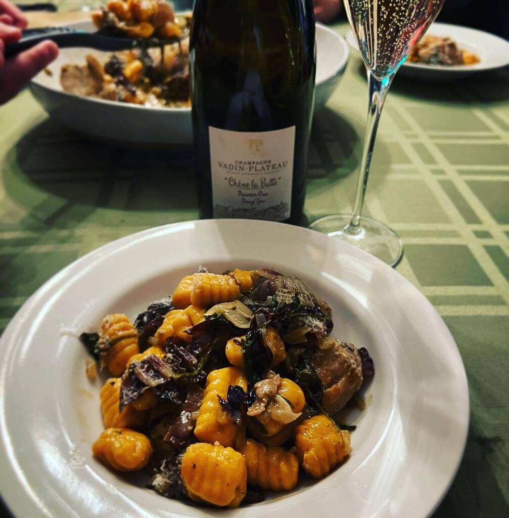 Champagne goes with everything.
Sweet potato gnocchi, braised chicken thigh, radicchio, thyme, butter, Gruyère.
#pastanight 
#champagne instagr.am/p/Cn3Gw0Qrk-d/