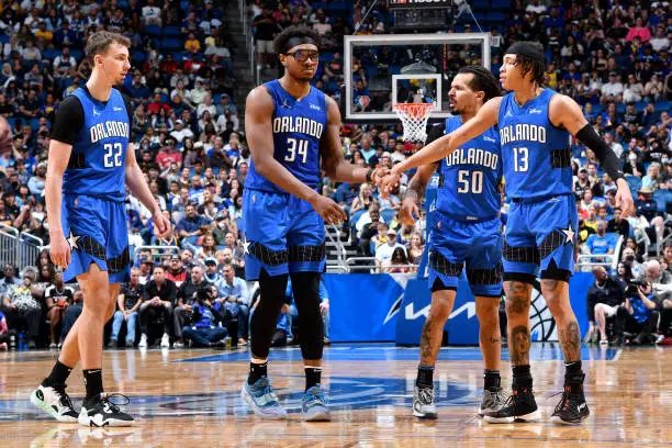 TheFlosko's tweet photo. Le Magic écarte des Pacers en détresse depuis la blessure de Halliburton (126-120). Tous les joueurs du 5 majeur d’Orlando ont inscrit entre 13 et 23 points https://t.co/b7RKNgZuLv