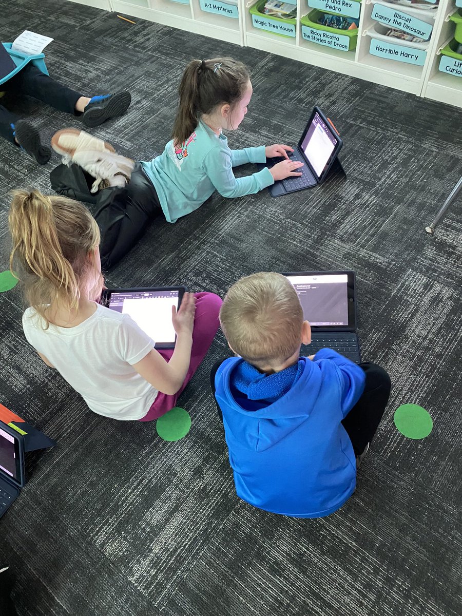 MrsHancockIES's tweet photo. Thank you @set4thandshine for sparing some fourth grade techies to help us set up our journals! We LOVED starting our OneNote digital journals today. We used OneNote to complete our vocabulary assignments and journal prompts. 💻 📚 https://t.co/pqcIdGpGVN