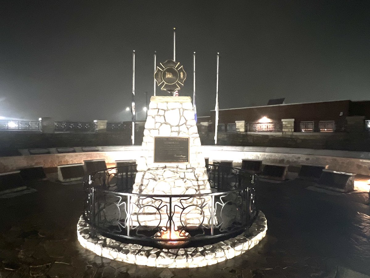 ChiefGaryLudwig's tweet photo. Paying respects this evening!!! @NFFF_News #FallenFirefighter https://t.co/XRIgfsMigu