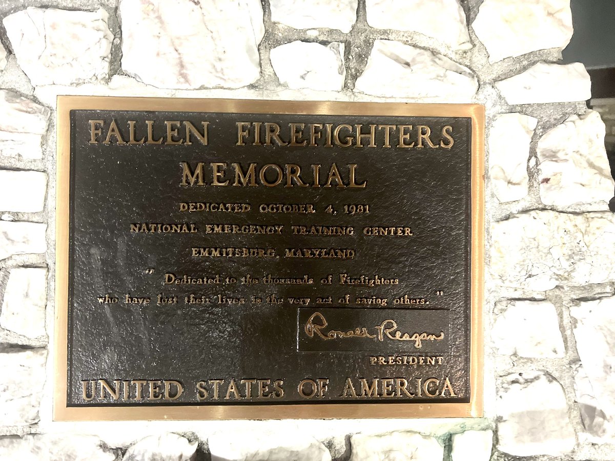 ChiefGaryLudwig's tweet photo. Paying respects this evening!!! @NFFF_News #FallenFirefighter https://t.co/XRIgfsMigu