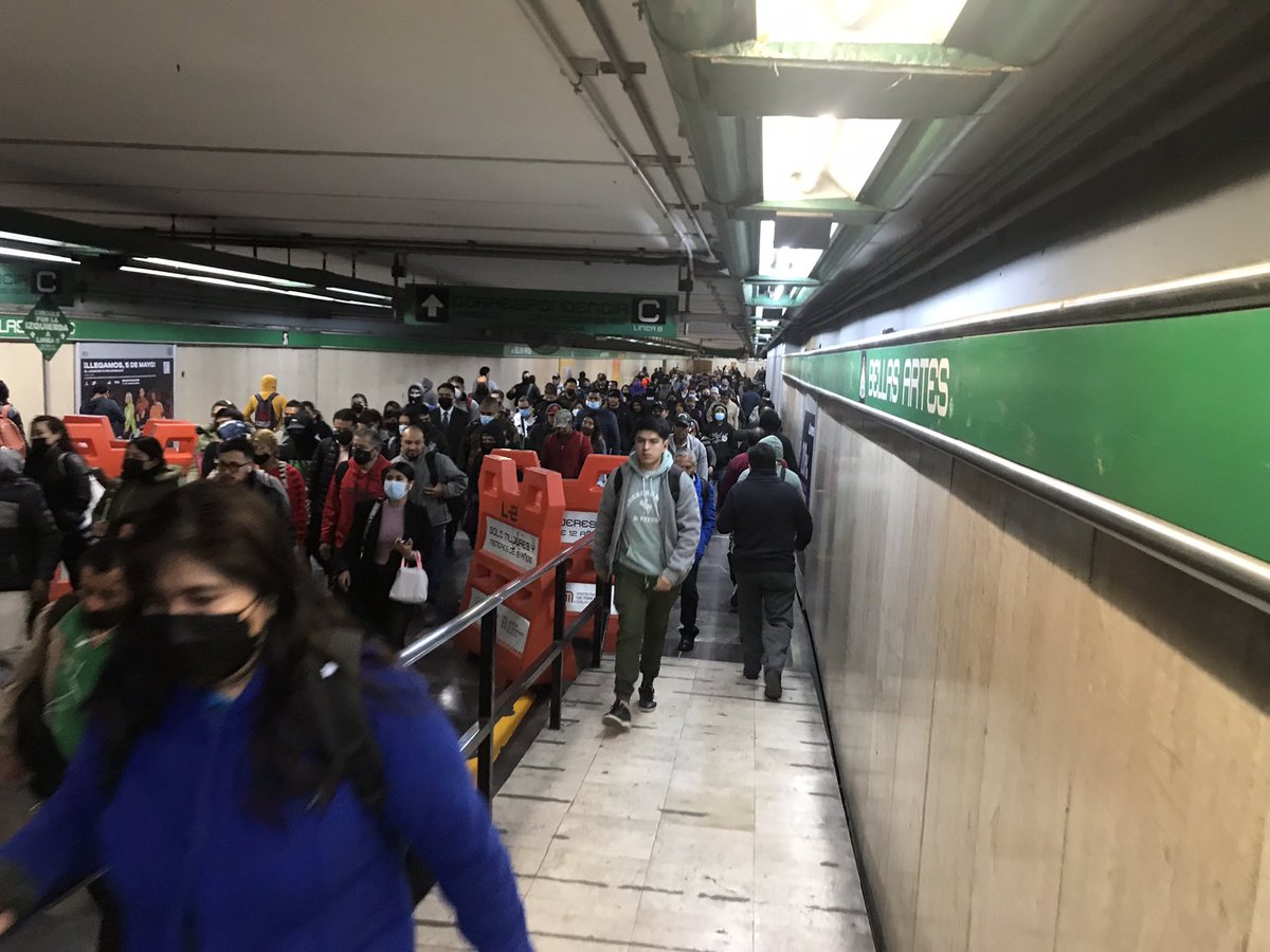 ThePinkClubMX's tweet photo. No se si estuve en un letargo hibernación pero no veía chingos de gente desde el ultimo accidente del @MetroCDMX o es que el servicio se volvió peor…explíquenme. https://t.co/SbCzQgmCUX