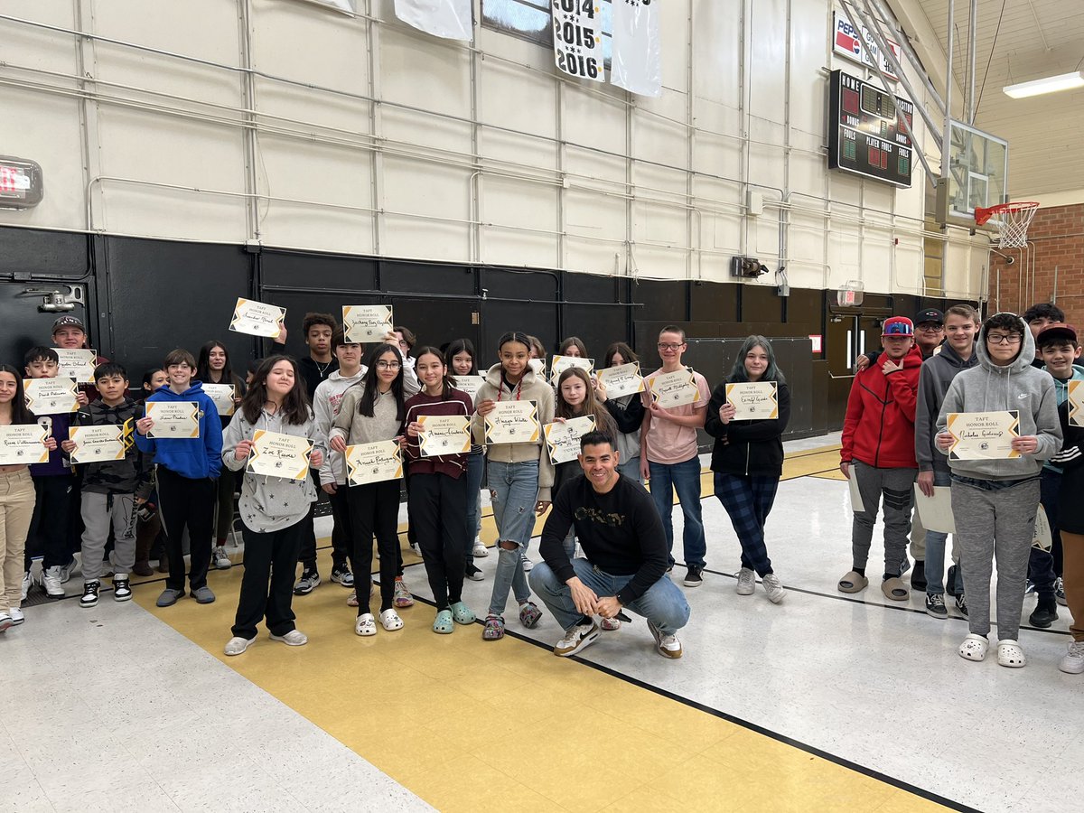 We are super proud of our honor roll students at Taft! 🤩 Almost 25% of our students had a 3.5 or higher gpa for the semester! We’ll be ready to party with you at lunch Friday! 😋🍕🎶 #workhardplayhard #celebrate @Taft_Principal