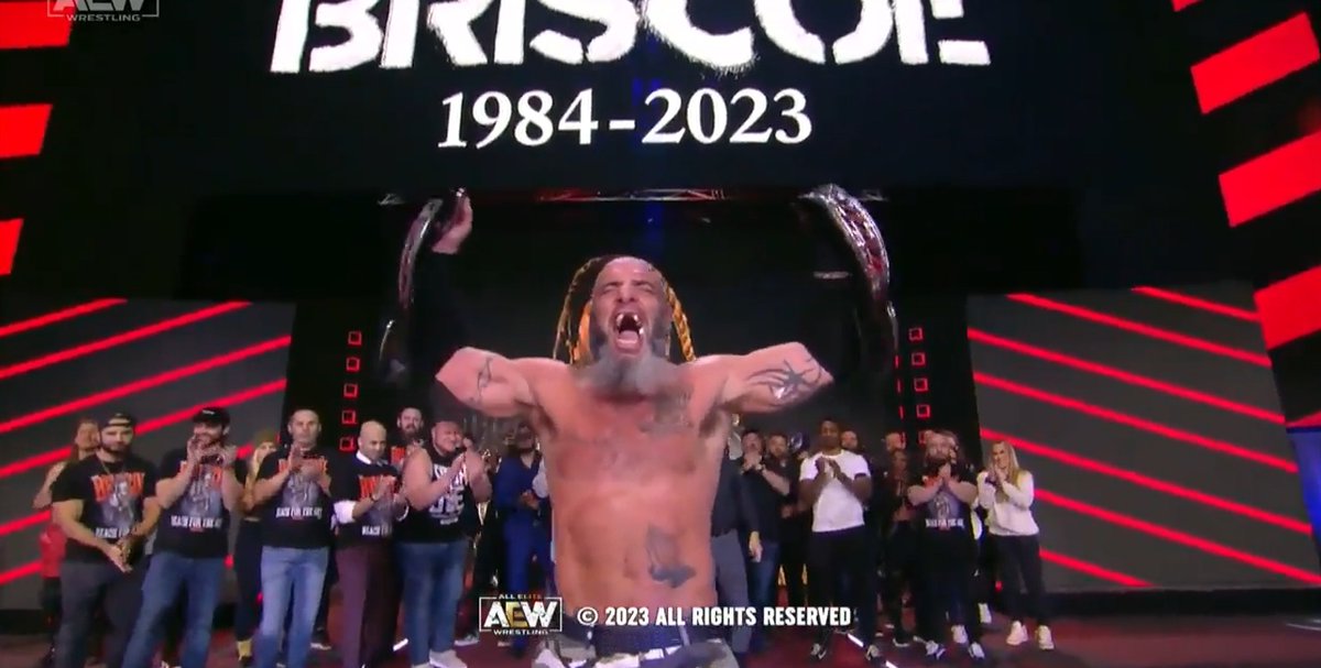 HeroeDelDistrit's tweet image. #MarkBriscoe Vence a #JayLethal en el evento estelar de #AEWDynamite ,Un Gran Homenaje para su hermano , lo de jay llorando antes y despues del combate nos muestra el amor que le tenian ,el amaba este deporte siempre lo dio todo y hoy le dieron un gran homenaje en AEW