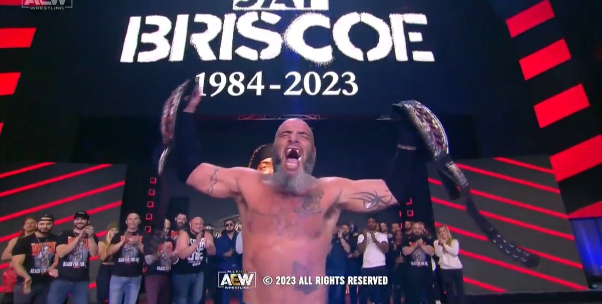 HeroeDelDistrit's tweet image. #MarkBriscoe Vence a #JayLethal en el evento estelar de #AEWDynamite ,Un Gran Homenaje para su hermano , lo de jay llorando antes y despues del combate nos muestra el amor que le tenian ,el amaba este deporte siempre lo dio todo y hoy le dieron un gran homenaje en AEW