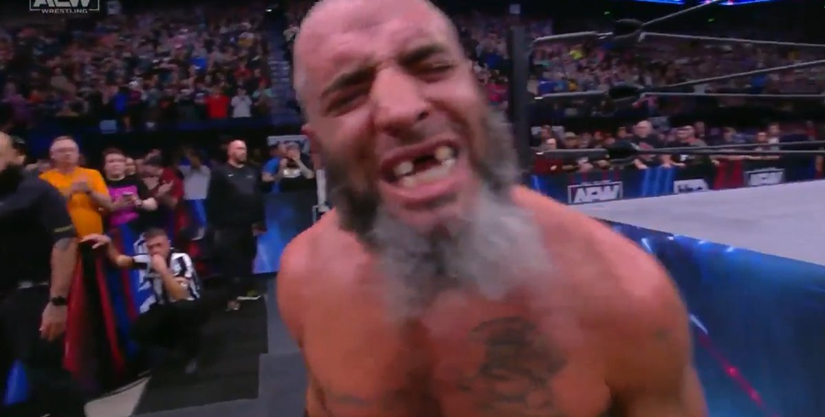 HeroeDelDistrit's tweet image. #MarkBriscoe Vence a #JayLethal en el evento estelar de #AEWDynamite ,Un Gran Homenaje para su hermano , lo de jay llorando antes y despues del combate nos muestra el amor que le tenian ,el amaba este deporte siempre lo dio todo y hoy le dieron un gran homenaje en AEW