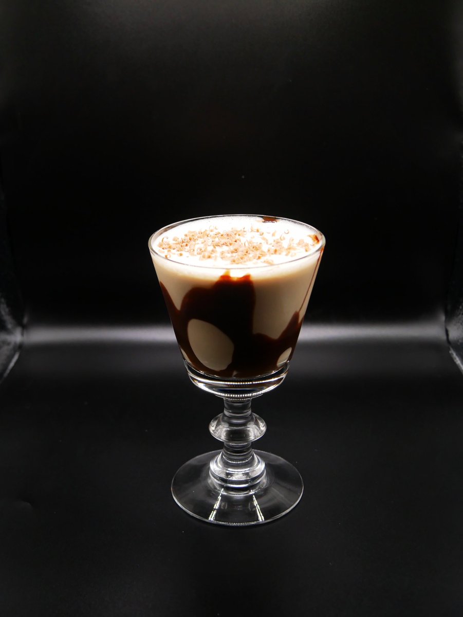 HCCocktails's tweet photo. The Mudslide 🛝 

1 oz (30 ml) Vodka
1 oz (30 ml) Coffee Liqueur
1 oz (30 ml) Bailey’s Irish cream
1.5 oz (45 ml) Heavy Cream
Garnish: chocolate shavings

📸: @ciawink_ https://t.co/dcM2dXBqex