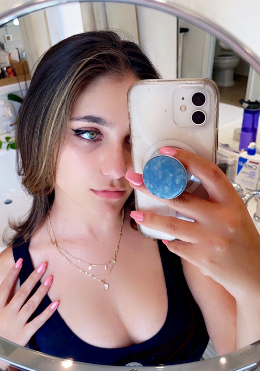 giaemilyy's tweet photo. Heard it was #hastwtselfieday for #hasanPRyear <3 hot girlies and Nbs watch Hasan!!!!!! https://t.co/T2xRS5GnDc