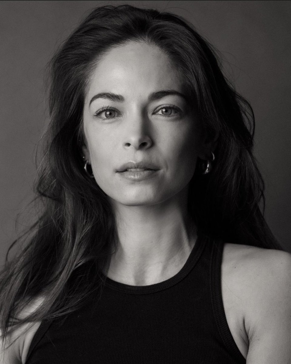 evolutionaryys's tweet photo. just fell to my knees she’s so stunning #kristinkreuk https://t.co/Un07FkAoXq