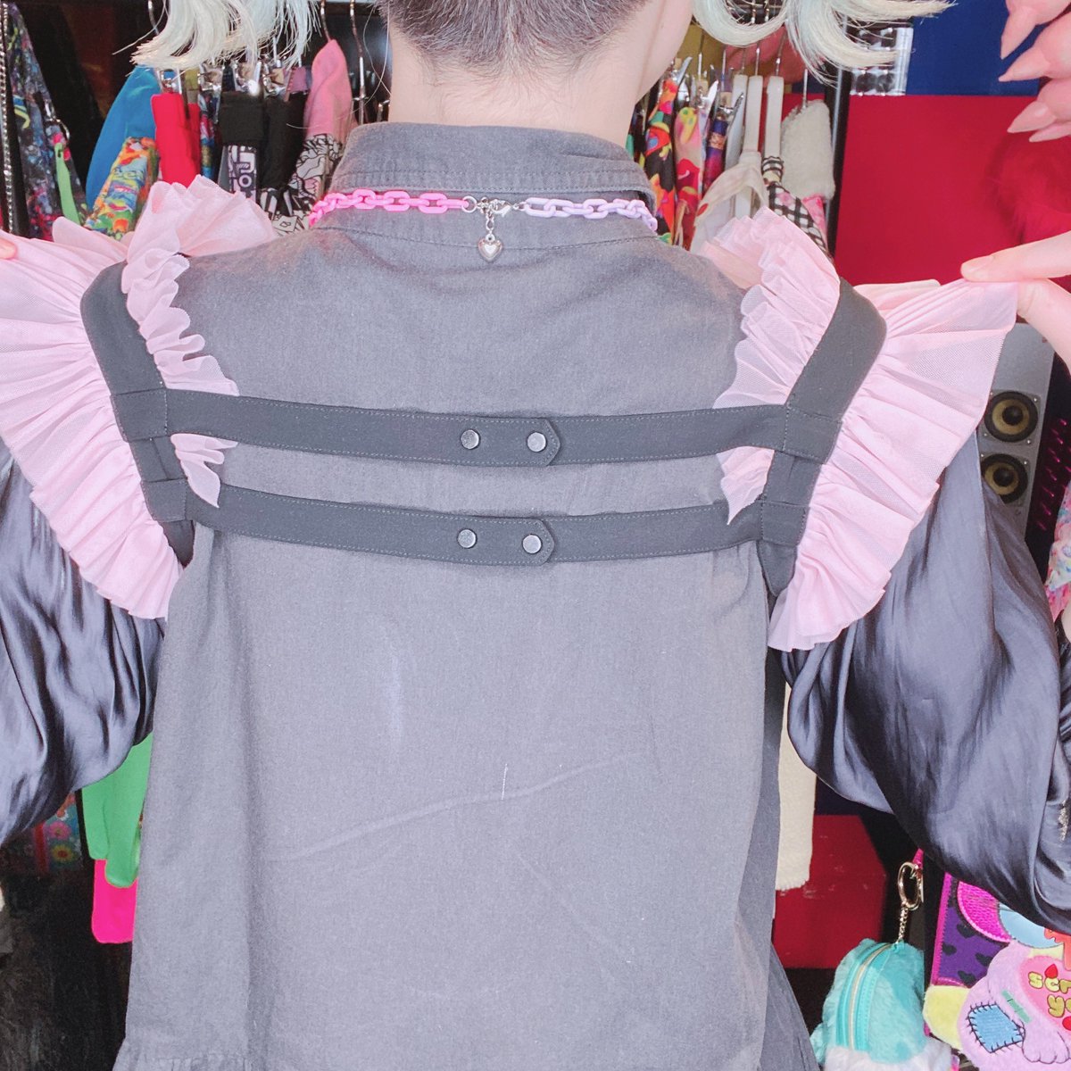 6dokidoki's tweet photo. 本日の原宿店は13時OPEN！

6-Dのチュールフリルつけ袖は、個性的ﾌﾟﾗｽ上品な 光沢を持ったTOPS🤍いつものコーデにプラスすることで一気に雰囲気をかえてくれるおすすめアイテムです🖤💞ハーネスのようなデザインで背中にもアクセントを🫶🏻

🫧6-D/tulle frillつけ袖🫧
https://t.co/RlTsCIGrkU https://t.co/Hep3OBVUXI