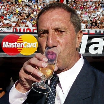 ASBolivia1's tweet photo. @tutufarah @verdad_juego No es champagne señorita, es Gatorade https://t.co/VJuOItsvC1