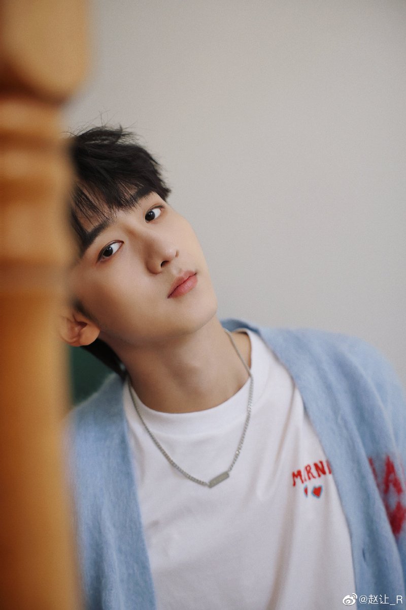 Ryanfans_TH's tweet photo. 26.01.2023 😋
Zhaorang weibo update

👩: ยังอยู่ในช่วงเทศกาลปีใหม่ จ้าวร่างก็มาอัปรูปให้เหล่า 🐌 ได้ชื่นชมกันอีกแล้วค่า 💞

#จ้าวร่าง 💜
#ZhaoRang #赵让 https://t.co/SgOvtrK0ep