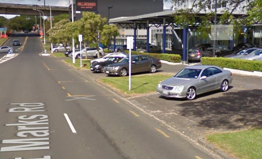 Anyone want free car parking in @newmarketnz ? Help yourself to the road verge outside the dealership at St Marks Rd. 
Just get in early before it becomes Mercedes storage at 8am. PS. It's been free parking here since at least 2009! Tell me I'm wrong <a href="/AklTransport/">Auckland Transport</a>