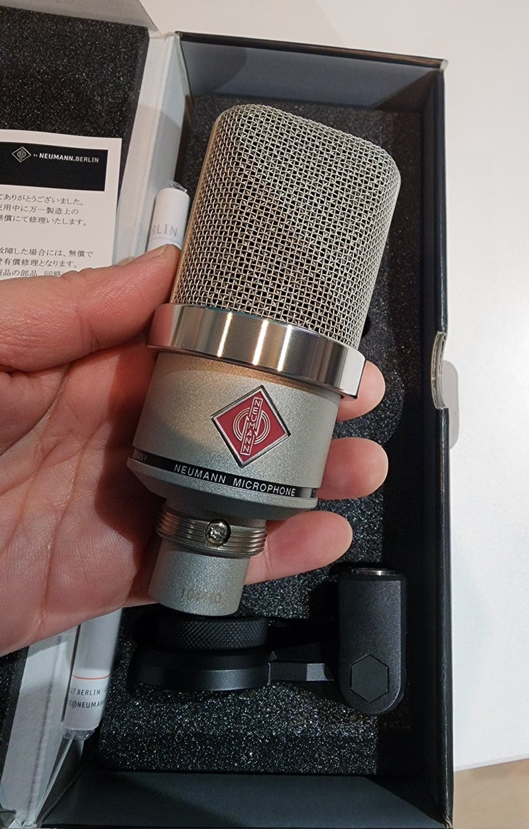 haruka_studio's tweet photo. 初のNEUMANN が着弾😄✨✨✨
🌺#TLM102🌺
きゃほー✨きゃほー✨きゃほー✨
ギター録音にも生配信にも動画撮影にもがっつり役に立ってくれそうですよー😄ワクワク😃💕 https://t.co/GyIGDl9rqS
